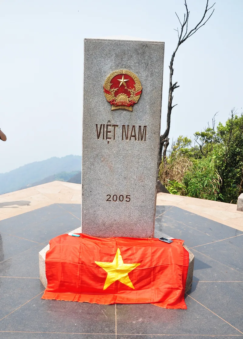 Cột mốc Việt Nam 2005 trên đỉnh A Pa Chải, điểm cực Tây của Tổ quốc