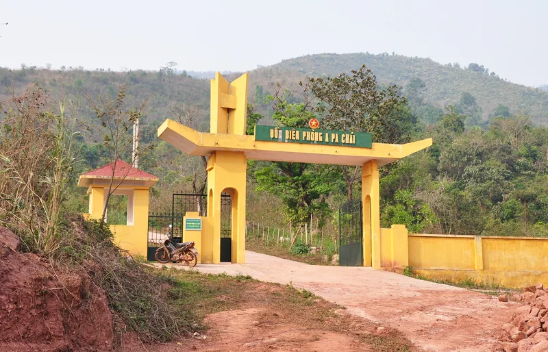 Cổng Đồn Biên phòng A Pa Chải giữa đồi núi