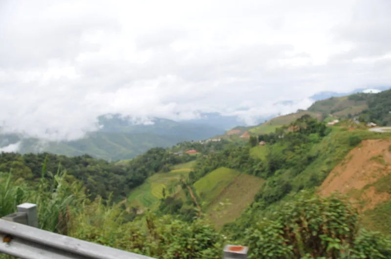 Ruộng bậc thang và núi mờ sương nhìn từ đèo Pha Đin Ruộng bậc thang và núi mờ sương nhìn từ đèo Pha Đin