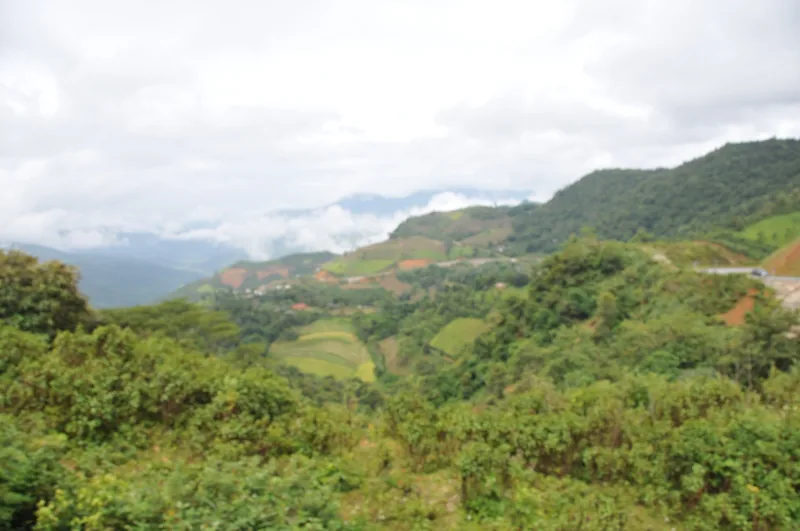 Ruộng bậc thang và đồi rừng dưới mây thấp trên đèo Pha Đin, phía Tuần Giáo Ruộng bậc thang và đồi rừng dưới mây thấp trên đèo Pha Đin, phía Tuần Giáo