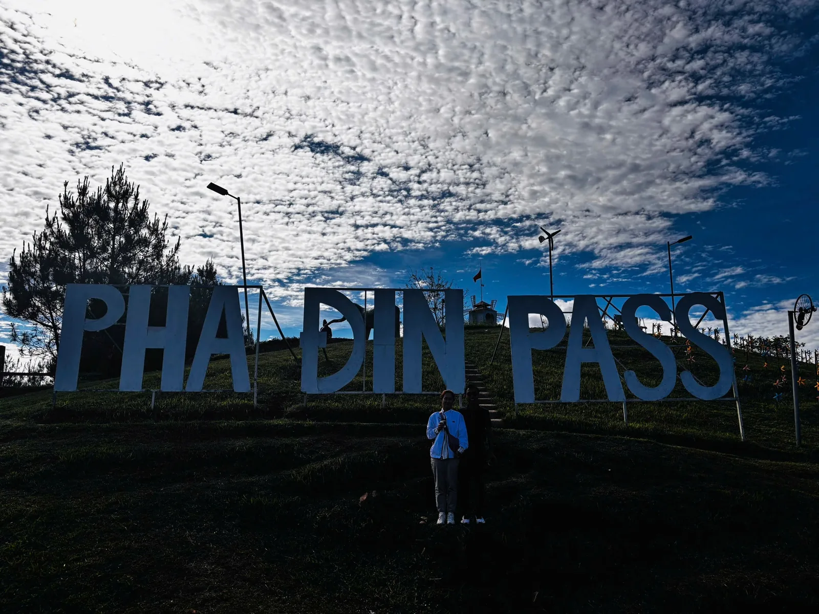 Dòng chữ lớn "Pha Din Pass" trên đỉnh đèo Pha Đin dưới trời mây Dòng chữ lớn "Pha Din Pass" trên đỉnh đèo Pha Đin dưới trời mây