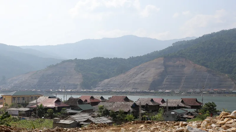Thị xã Mường Lay bên lòng hồ sông Đà Thị xã Mường Lay bên lòng hồ sông Đà