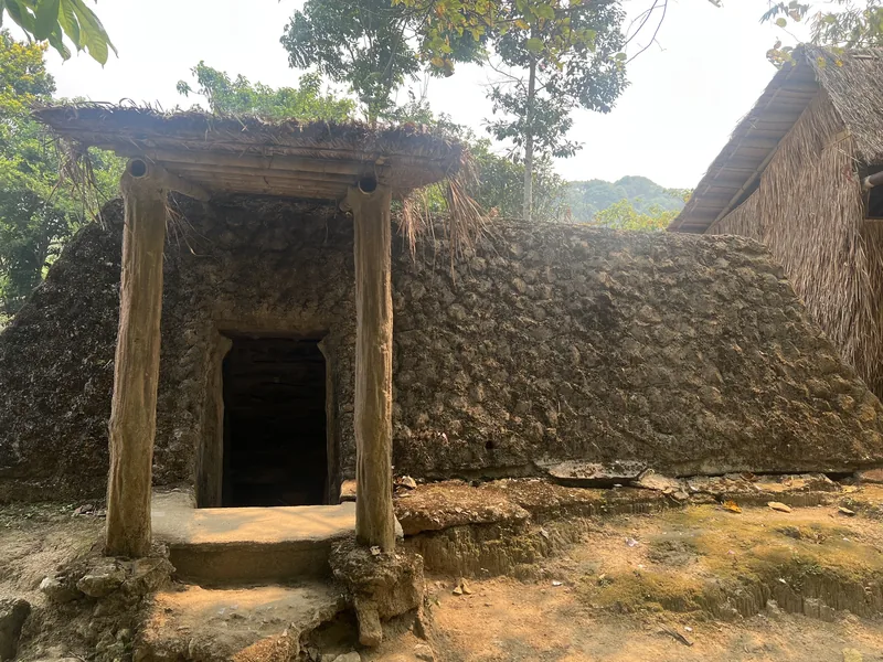 Nhà tường đá lợp rạ của người Mông trên cao nguyên Tủa Chùa Nhà tường đá lợp rạ của người Mông trên cao nguyên Tủa Chùa