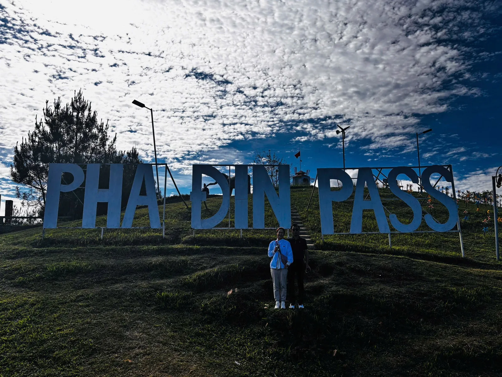 Hai người đứng trước dòng chữ "Pha Din Pass" trên đỉnh đèo Pha Đin Hai người đứng trước dòng chữ "Pha Din Pass" trên đỉnh đèo Pha Đin